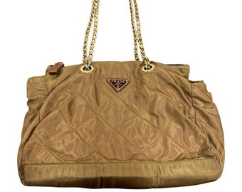 Bolso de hombro vintage Prada de nailon acolchado Tessuto con correa de cadena en tono dorado, años 90