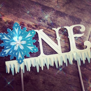 Frozen Cake Topper. Schneeflocken Cake Topper. Erster Geburtstag. Winter Geburtstag. Winter Wonderland Geburtstag. Frozen inspirierte Cake Topper