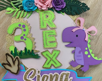 Topo de bolo personalizado com 3 dinossauros Rex: decoração para festa de aniversário de menina