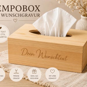 Könnte beinhalten: Eine rechteckige Tissuebox aus hellem Holz mit einer Öffnung an der Oberseite und der gravierten Schreibschrift "Dein Wunschtext" auf der Vorderseite. Die Box enthält ein weißes Tuch und zeigt den Text "TEMPOBOX MIT WUNSCHGRAVUR" sowie "DEIN TEXT DEIN STIL EINZIGARTIG" und vier runde Symbole.