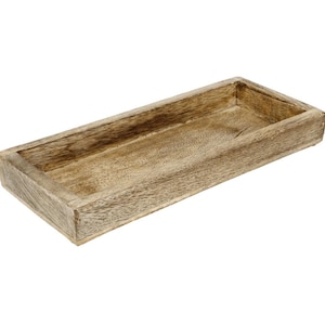 Puede incluir: Una bandeja rectangular de madera con un acabado marrón claro y envejecido. La bandeja tiene laterales elevados y un interior poco profundo, mostrando la veta natural de la madera. Ideal para servir o exhibir.