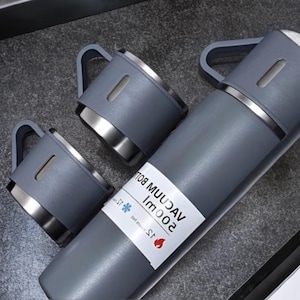Termo personalizado de acero inoxidable con 2 vasos | Grabado personalizado | Botella isotérmica de 500 ml | Regalo ideal para acampar y viajar
