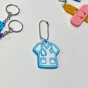 Scrubs Keychain – Mini 3D Printed Nurse Uniform Charm, Medical Gift for Healthcare Workers, Cute Bag or Badge Reel Accessory