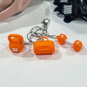 ミニジムキーホルダー3個セット、ダンベル、ケトルベル、ジムバッグチャーム、ウェイトリフティングギフト、女性へのフィットネスギフト、ジムアクセサリー 画像 5