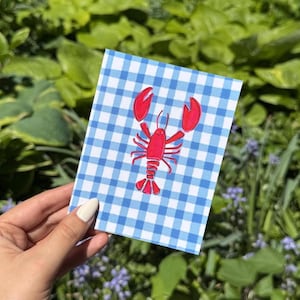 Cartão de Feliz Aniversário com Lagosta e Xadrez | Celebração de Frutos do Mar no Verão | Cartão de Boas-Vindas Estético dos Hamptons
