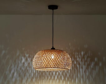 Lámpara colgante de bambú hecha a mano con pantalla de mimbre de ratán natural tejido.