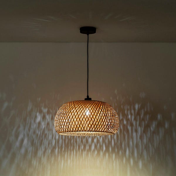 Handgemaakte bamboe hanglamp met geweven lampenkap van natuurlijk rotan.