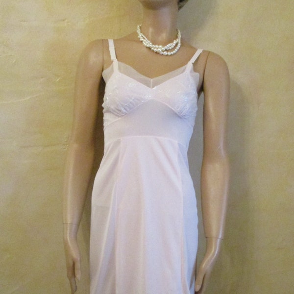 Vintage Light Pink Nylon Shadow Panel Full Slip Knee Length Size 30 XS Ladies Womens Lingerie Dress