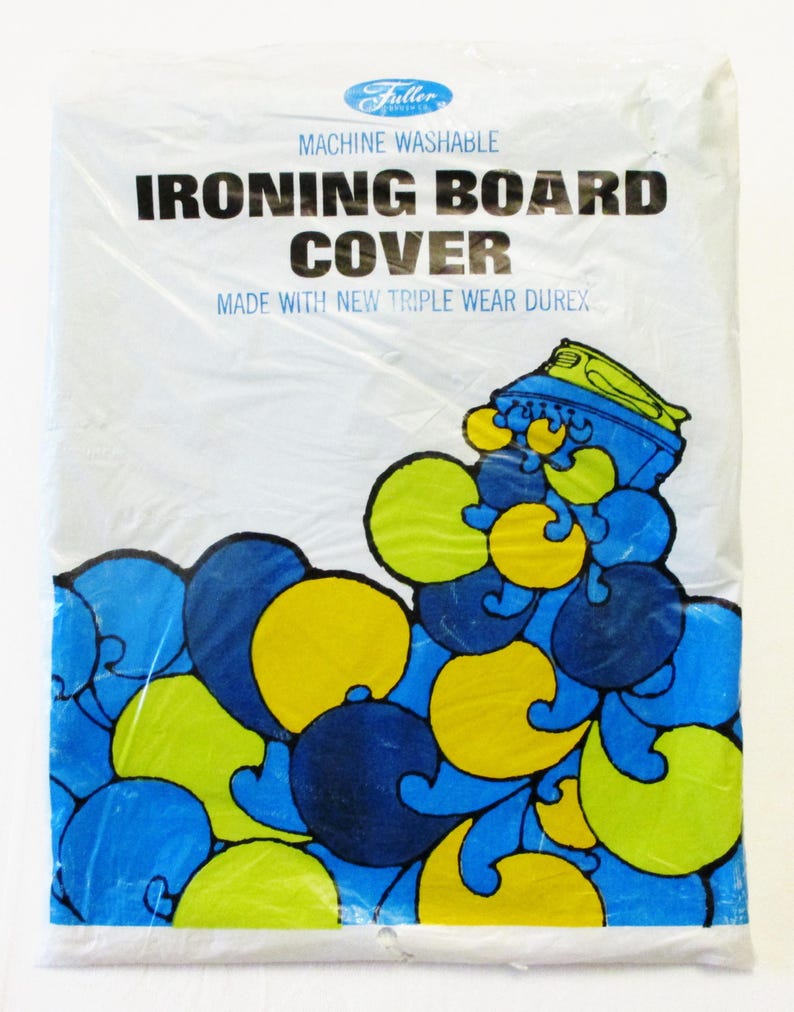Pode incluir: Uma capa de t&aacute;bua de engomar branca em embalagem pl&aacute;stica. A capa tem um design abstrato azul, amarelo e verde. O texto na embalagem diz "Capa para t&aacute;bua de engomar" e "Lav&aacute;vel na m&aacute;quina."