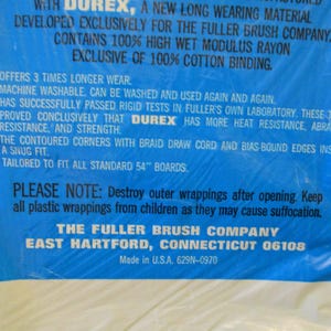 Pode incluir: Embalagem de pl&aacute;stico azul com texto branco. O texto detalha as caracter&iacute;sticas do produto, como a lavabilidade na m&aacute;quina e a durabilidade. A Fuller Brush Company &eacute; o fabricante.
