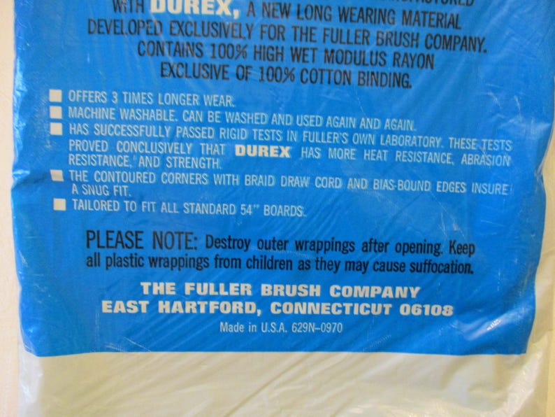 Pode incluir: Embalagem de pl&aacute;stico azul com texto branco. O texto detalha as caracter&iacute;sticas do produto, como a lavabilidade na m&aacute;quina e a durabilidade. A Fuller Brush Company &eacute; o fabricante.