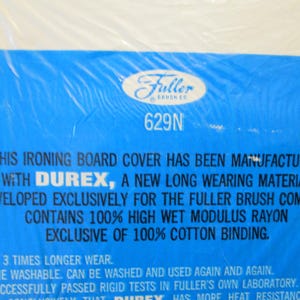 Pode incluir: Embalagem azul de capa para t&aacute;bua de engomar com o log&oacute;tipo Fuller Brush Co. e informa&ccedil;&otilde;es do produto. O texto inclui "Durex" e "100% High Wet Modulus Rayon".