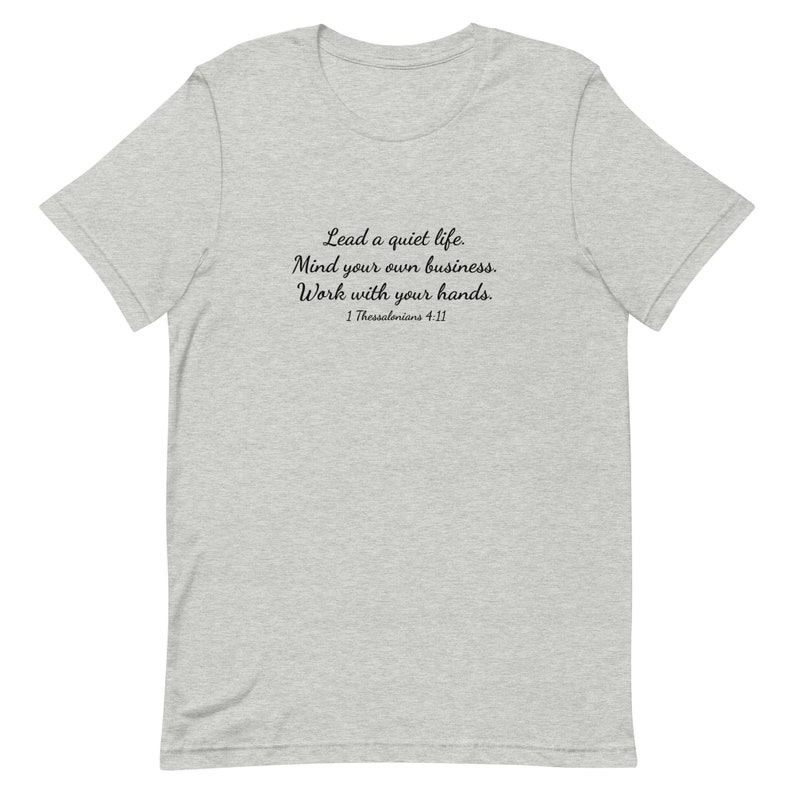 Puede incluir: Una camiseta gris jaspeada con texto negro que dice "Lead a quiet life. Mind your own business. Work with your hands. 1 Thessalonians 4:11"