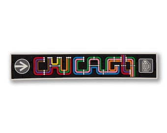 Può includere: Un cartello rettangolare bianco e nero con la parola "CHICAGO" scritta in linee colorate che ricordano una mappa della metropolitana. Una freccia grigia che punta a destra e un'icona di boccale di birra grigia si trovano alle due estremità del cartello.