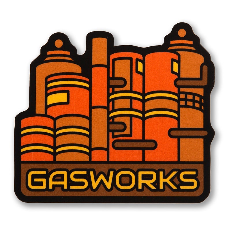 K&ouml;nnte beinhalten: Ein Aufkleber mit einer orange-braunen Industrieillustration und dem gelben Text "GASWORKS". Das Design zeigt stilisierte Tanks, Rohre und Strukturen, die schwarz umrandet sind.