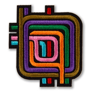 Pu&ograve; includere: Una toppa ricamata colorata con un design geometrico. La toppa presenta una serie di linee sovrapposte in tonalit&agrave; di verde, arancione, viola, rosa e blu, creando un effetto stratificato.