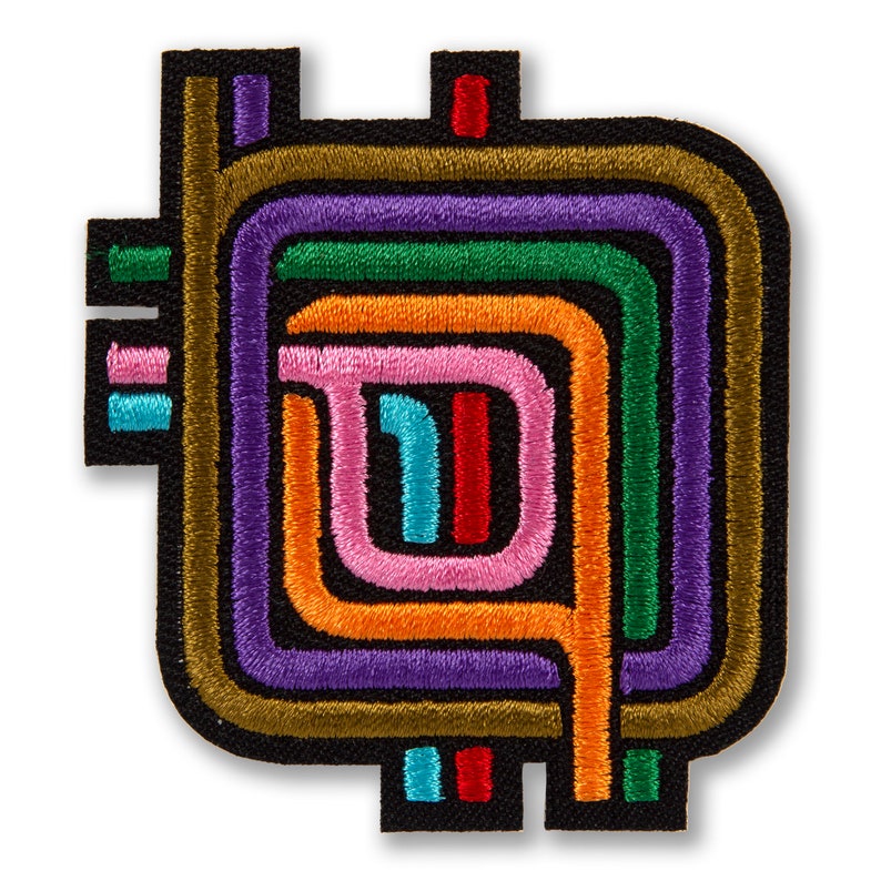 Pu&ograve; includere: Una toppa ricamata colorata con un design geometrico. La toppa presenta una serie di linee sovrapposte in tonalit&agrave; di verde, arancione, viola, rosa e blu, creando un effetto stratificato.