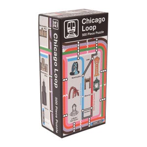 Op de afbeelding: Een zwarte doos met een kleurrijke kaart van het Chicago Loop-metrosysteem. De doos heeft de tekst "Chicago Loop 500 Piece Puzzle".