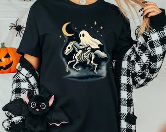 Maglietta con scheletro fantasma di Halloween Comfort Colors, maglietta con grafica fantasma spettrale, maglietta con scheletro fantasma infestato, maglietta con grafica stagione spettrale, maglietta fantasma