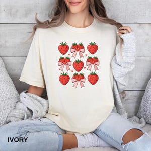 Niedliches Erdbeer-T-Shirt | Comfort Colors Sommer-Erdbeer-Shirt, Cottagecore-Beeren-T-Shirt, Erdbeerästhetik, Botanischer-Garten-T-Shirt