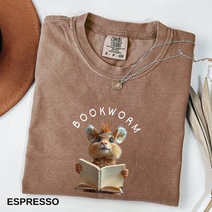 Comfort Colors® Bücherwurm Shirt, Bücherwurm T-Shirt, Bücherwurm Outfit, Buchclub Kleidung, Bücherwurm T-Shirt, Leselehrer Tshirt, Bibliothekar Geschenk