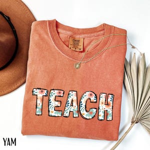 Komfort Colors® Floral Lehrer Shirt Niedliches Lehrer Geschenk Frühling Floral Lehrer T-Shirt Geschenk für Lehrer Unterricht Shirt Lehrer Wertschätzung Geschenk