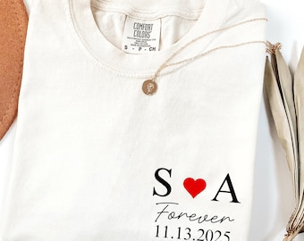 Camiseta personalizada para casal no Dia dos Namorados com iniciais em formato de coração, camiseta combinando em cores confortáveis, presente de aniversário personalizado para casais, camiseta unissex.