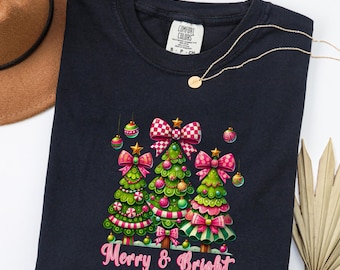 Alberi allegri e luminosi, maglietta natalizia da donna, maglietta festiva da donna, regalo di Natale, maglietta invernale chic, maglietta festiva carina, maglietta albero di Natale