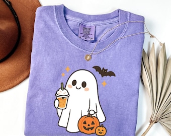 Maglietta Comfort Colors® con fantasma carino e caffè, maglietta con piccolo fantasma carino e caffè freddo, Halloween per gli amanti del caffè, maglietta fantasma Boo, maglietta con fantasma e caffè