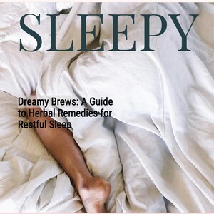 Pode incluir: Uma capa de livro intitulada SLEEPY com o subtítulo Dreamy Brews: A Guide to Herbal Remedies for Restful Sleep. A imagem mostra uma perna parcialmente coberta por lençóis brancos, com o texto em letras azul-escuras e pretas.