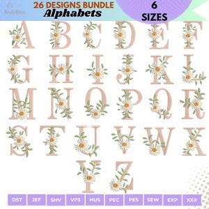 Può includere: Un set di 26 design dell'alfabeto, ogni lettera in un morbido colore pesca, decorata con dettagli di margherite e foglie. L'immagine include il testo "26 DESIGNS BUNDLE Alphabets" e "6 SIZES". I formati di file sono elencati in basso.