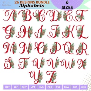 Può includere: Un pacchetto di design digitale con 26 lettere dell'alfabeto in corsivo rosso, ognuna decorata con pigne e verde. L'immagine include il testo "26 DESIGNS BUNDLE Alphabets" e "6 SIZES". Adatto per progetti creativi.