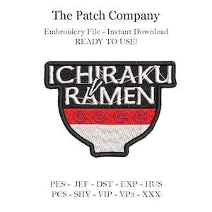 Puede incluir: Parche bordado con un tazón negro con el texto "ICHIRAKU RAMEN" en blanco. El tazón tiene un borde rojo con tres círculos blancos y una línea roja que baja por el lado. El texto "PES - JEF - DST - EXP - HUS PCS - SHV - VIP - VP3 - XXX" está debajo del tazón.