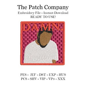 Op de afbeelding: Een rode vierkante borduurpatch met het woord "DAMN." in witte letters en een zwart-witte illustratie van een persoon. De patch is geschikt voor borduurmachines en bevat de bestandsformaten PES, JEF, DST, EXP, HUS, PCS, SHV, VIP, VP3 en XXX.