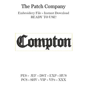 Puede incluir: Un archivo de bordado de The Patch Company, listo para usar. El diseño presenta la palabra "Compton" en una fuente gótica, delineada en negro. El texto adicional incluye formatos de archivo.