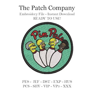 Puede incluir: Un parche bordado circular con el texto "Pin Pals" en rojo, y cuatro bolos de dibujos animados. Los bolos tienen cabezas amarillas y cuerpos blancos, sobre un fondo verde. El parche es de The Patch Company.