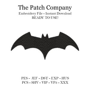 Puede incluir: Diseño de bordado en blanco y negro del logotipo de Batman. El diseño está disponible en múltiples formatos, incluyendo PES, JEF, DST, EXP, HUS, PCS, SHV, VIP, VP3 y XXX.