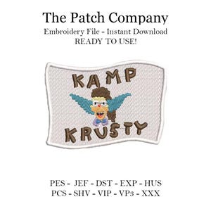 Könnte beinhalten: Gestickter Aufnäher mit weißem Hintergrund und braunem Text, der "KAMP KRUSTY" lautet. Ein Cartoon-Clown mit blauen Haaren und einer roten Nase befindet sich in der Mitte des Aufnähers.