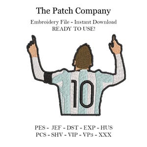 Puede incluir: Un diseño de archivo de bordado de un jugador de fútbol que lleva una camiseta azul claro y blanca con el número 10 en la espalda. El jugador levanta ambos brazos en el aire. El texto "PES - JEF - DST - EXP - HUS PCS - SHV - VIP - VP3 - XXX" está debajo de la imagen.