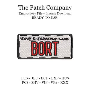 Puede incluir: Un parche bordado gris y negro con el texto "Wowy & Scratchy Vand" y "BORT" en rojo. El parche es para máquinas de bordado e incluye los formatos de archivo PES, JEF, DST, EXP, HUS, PCS, SHV, VIP, VP3 y XXX.