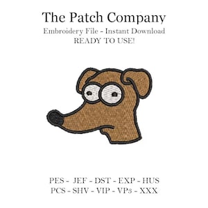 Op de afbeelding: Geborduurde hondenhoofdpatch met grote ogen en een lange snuit. De patch is bruin met zwarte en witte accenten. De tekst bovenaan luidt "The Patch Company" en "Embroidery File - Instant Download READY TO USE!"