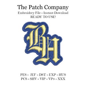 Könnte beinhalten: Gestickte Darstellung der Buchstaben "BH" in Gold auf blauem Hintergrund. Die Buchstaben sind in gotischer Schriftart gehalten. Der Text "The Patch Company" befindet sich oben im Bild. Der Text "Embroidery File - Instant Download" befindet sich unter dem Firmennamen. Der Text "READY TO USE!" befindet sich unter den Download-Informationen. Der Text "PES - JEF - DST - EXP - HUS" befindet sich unten im Bild. Der Text "PCS - SHV - VIP - VP3 - XXX" befindet sich unter der ersten Textzeile.
