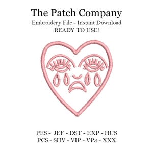 Puede incluir: Diseño de bordado rosa de un corazón llorando con pestañas y lágrimas. El texto "The Patch Company" está por encima del corazón. El texto "Embroidery File - Instant Download READY TO USE!" está debajo del corazón. El texto "PES - JEF - DST - EXP - HUS PCS - SHV - VIP - VP3 - XXX" está en la parte inferior de la imagen.