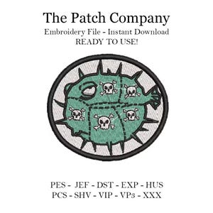 Puede incluir: Un parche bordado de un pez globo verde con un contorno blanco y espinas negras. El pez globo tiene un diseño cosido con cinco calaveras y huesos cruzados negros. El texto "The Patch Company" está en la parte superior de la imagen. El texto "Embroidery File - Instant Download" está debajo de la imagen. El texto "READY TO USE!" está debajo del texto anterior. El texto "PES - JEF - DST - EXP - HUS" está en la parte inferior de la imagen. El texto "PCS - SHV - VIP - VP3 - XXX" está debajo del texto anterior.