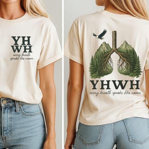 Può includere: T-shirt color crema con la scritta "YH WH" sopra "every breath speaks His name". La parte posteriore della maglietta presenta un disegno di polmone fatto di alberi, un'aquila e lo stesso testo. La maglietta è abbinata a pantaloncini di jeans.