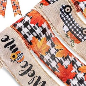 K&ouml;nnte beinhalten: Eine Rolle beiges Juteband mit dem in schwarzer Schreibschrift gedruckten Wort "Welcome", einem K&uuml;rbis mit Sonnenblume, orangefarbenen Ahornbl&auml;ttern, schwarz-wei&szlig;em Karomuster und Abbildungen von Oldtimer-Trucks mit K&uuml;rbissen.