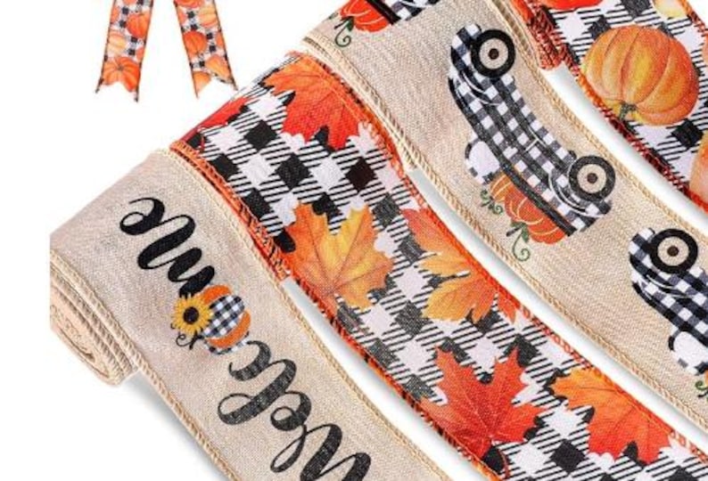 K&ouml;nnte beinhalten: Eine Rolle beiges Juteband mit dem in schwarzer Schreibschrift gedruckten Wort "Welcome", einem K&uuml;rbis mit Sonnenblume, orangefarbenen Ahornbl&auml;ttern, schwarz-wei&szlig;em Karomuster und Abbildungen von Oldtimer-Trucks mit K&uuml;rbissen.