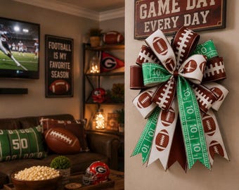 Pode incluir: Um laço decorativo com tema de futebol americano com fitas nas cores branca, marrom e verde. O design inclui padrões de bolas de futebol marrons, cadarços brancos e marcações de campo verdes com números de jardas. O laço tem várias alças.
