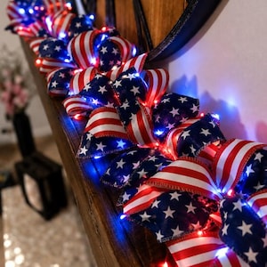Handgjord patriotisk bandgirlang med röda, vita och blå ljus – Americana Mantel Decor