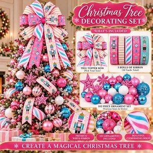 Puede incluir: Un set de decoración para árbol de Navidad que incluye un lazo grande para la punta con diseño de cascanueces, cinco rollos de cinta con alambre y un set de 102 adornos en rosa, azul y blanco, incluyendo estrellas y esferas.